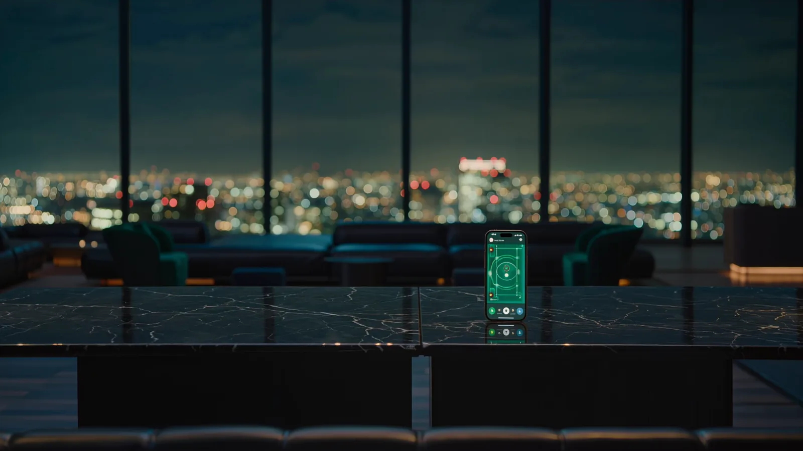 夜の東京の高層ラウンジで、緑に光るスマートフォンの画面が黒い大理石のテーブルに置かれている